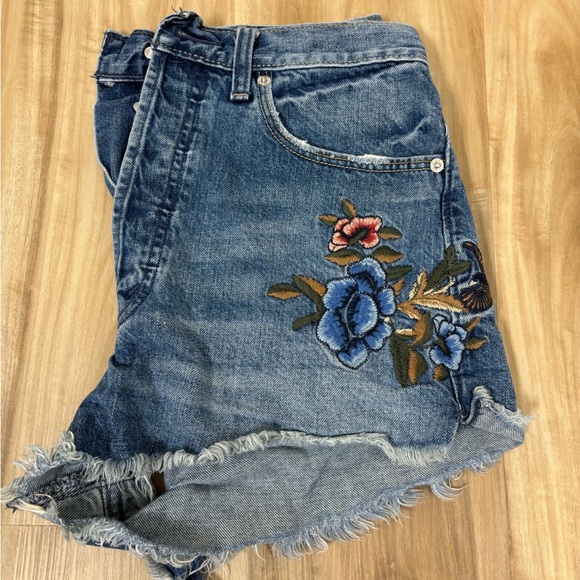 Abercrombie and Fitch embroidered denim shorts - Picture 2 of 8